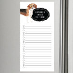 Bloc-notes magnétique de la liste des beagles<br><div class="desc">Des choses adorables pour aller chercher un chien Beagle avec un cadre en tableau noir personnalisé avec votre nom.</div>