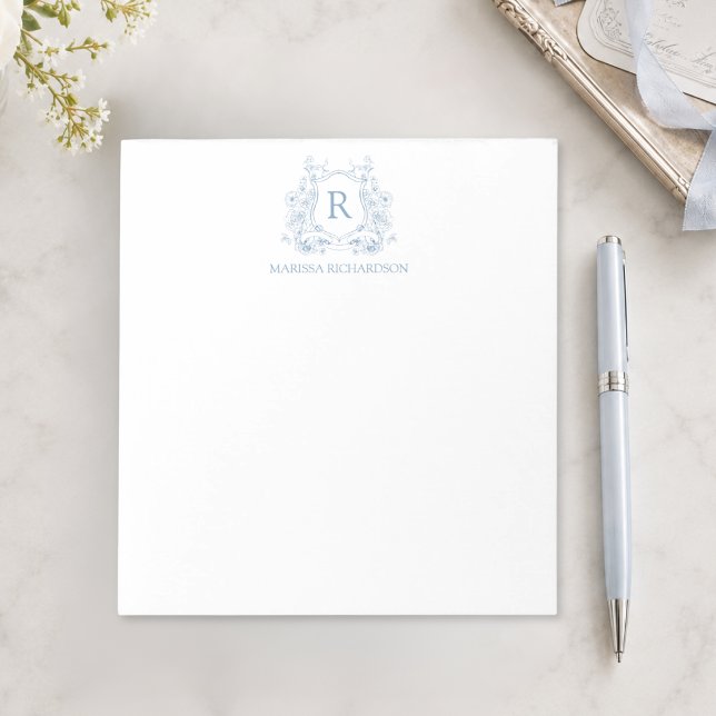 Bloc-notes personnalisé à blason floral bleu (elegant french provincial pale blue monogram crest notepad with custom initial and name)
