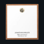 Bloc-notes professionnel<br><div class="desc">Améliorez votre image professionnelle grâce à notre bloc-notes juridique de marque. Cet élégant bloc-notes est doté d'un emblème métallique doré brossé en haut, qui dégage élégance et style. Les tiers inférieurs présentent votre nom, votre nom d'entreprise et votre titre dans une police sans-serif propre et professionnelle. L'arrière - plan blanc...</div>