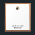 Bloc-notes professionnel<br><div class="desc">Améliorez votre image professionnelle grâce à notre bloc-notes juridique de marque. Cet élégant bloc-notes est doté d'un emblème métallique doré brossé en haut, qui dégage élégance et style. Les tiers inférieurs présentent votre nom, votre nom d'entreprise et votre titre dans une police sans-serif propre et professionnelle. L'arrière - plan blanc...</div>