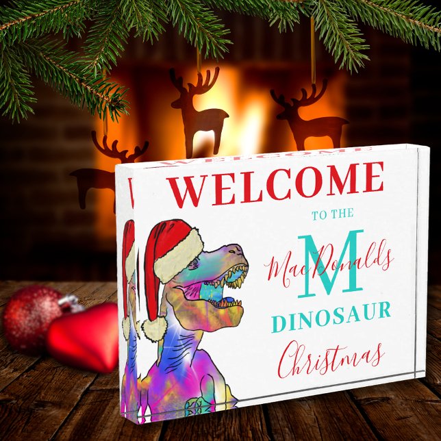 Bloc Photo Accueil personnalisé de Noël Dinosaure (Christmas dinosaur T-Rex wearing a Santa hat personalized family name holiday welcome photo block)