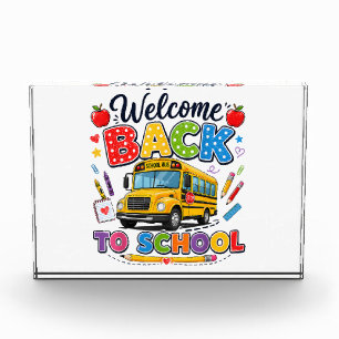 Bloc Photo Bienvenue à bord pour le chauffeur de bus scolaire