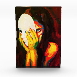 Bloc Photo Femme mystérieuse tenant un masque, une œuvre d'ar