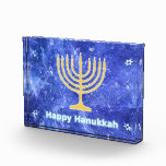 Bloc Photo Hanoukka Snowstorm Menorah<br><div class="desc">Une menorah Hanoukka en or brillant et un texte "Happy Hanoukka" en bleu et blanc brillant superposé sur une image fractale bleue et blanche qui rappelle les flocons de neige dans une tempête. Chag Sameach !</div>