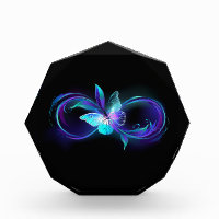 Infinité brillante avec papillon magique