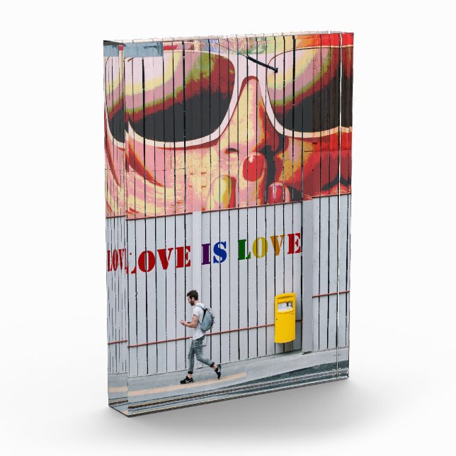 Bloc Photo Kiss-Love Is Love Gay/Lesbian (Gauche)