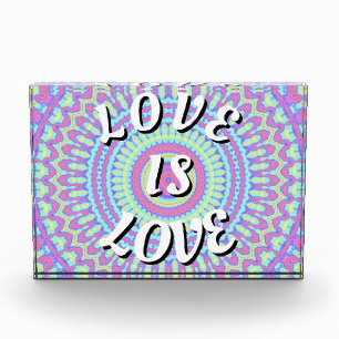 Bloc Photo Love Is Love Fierté