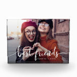 Bloc Photo meilleur amis moderne script keeps<br><div class="desc">Blocage photo moderne et mignon avec un script de typographie écrit à la main qui dit "meilleurs amis". Customisez ce produit en ajoutant vos noms et votre photo. Grand cadeau de gardien.</div>