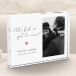 Bloc Photo Nouveau Fiançailles de garde-cadeau Couple engagé<br><div class="desc">Un cadeau photo fiançailles moderne et simple pour un couple nouvellement engagé. Facile à personnaliser pour les jeunes mariés ainsi que vos noms et date de célébration. Élégant imprimé rose or élément coeur sous la calligraphie script lire LE MEILLEUR EST ENCORE À VENIR avec des fleurs de coeur mignons.</div>