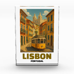 Bloc Photo Scène de rue rétro avec tramway vintage à Lisbonne