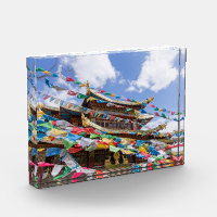 Temple tibétain avec drapeaux de prière - Yunnan,