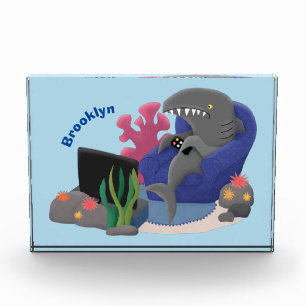 Bloc Photo Un requin drôle en regardant la bande dessinée de