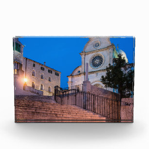 Bloc Photo Vue nocturne des escaliers et de l'église à Split,