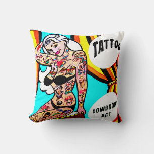 blonde avec coussin tatouage