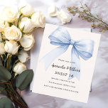 Blue bow crème beige élégant Sweet 16 invitation<br><div class="desc">Arrière - plan beige clair,  crème,  décoré d'un grand arc bleu clair. Personnalisez et ajoutez un nom et des détails du parti. 1 feuille = 1 invite imprimé bord à bord.</div>
