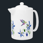 Blue Columbine Garden Colibri Teapot<br><div class="desc">Un joli colibri vient découvrir les délicates fleurs bleues de Columbine sur cette théière décorative et utile. Les aquarelles sont placées sur un arrière - plan blanc. Le dessin apparaît trois fois autour de la circonférence du pot. Assurez-vous de voir les produits maison correspondants dans notre magasin.</div>