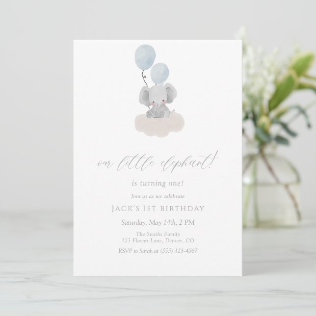 Blue Elephant First Birthday Invitation  (Debout devant)