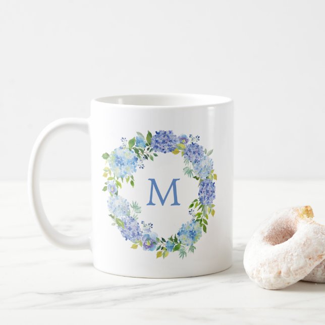Blue Hydrangea Floral Wreath Monogramme café Mug (Avec donut)