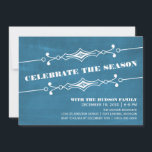 Blue Slanted Chalkboard Fête Invitation<br><div class="desc">Elégante et élégante Slanted Chalkboard Holiday Party Invitation en bleu royal avec une bordure art déco et un look arrière - plan en damier tendance. Cette invitation chic est parfaite pour inviter des amis pour votre bain de vacances ! Facile à customiser, ajoutez simplement les détails de votre partie dans...</div>