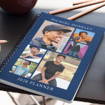 Blue Trendy 6 Photo Collage annuel<br><div class="desc">Découvrez le mélange parfait de fonctionnalité et de style avec notre "2026 Yearly Planner" - un cadeau de Noël idéal. Personnalisez-le avec six de vos photos préférées, et célébrez les moments chers toute l'année ! Ajoutez votre nom dans le texte modèle pour cette touche unique. Un planificateur qui va au-delà...</div>