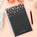 Blush et Black personnalisés<br><div class="desc">Libérez votre créativité grâce à ce planificateur personnalisé qui vous offre un trait de peinture rose vif captivant sur un arrière - plan noir élégant. Le design artistique inspire l'expression personnelle tandis que l'option personnalisable ajoute une touche personnelle. Parfait pour l'individu moderne qui apprécie un mélange d'élégance et d'audace. Organisez...</div>