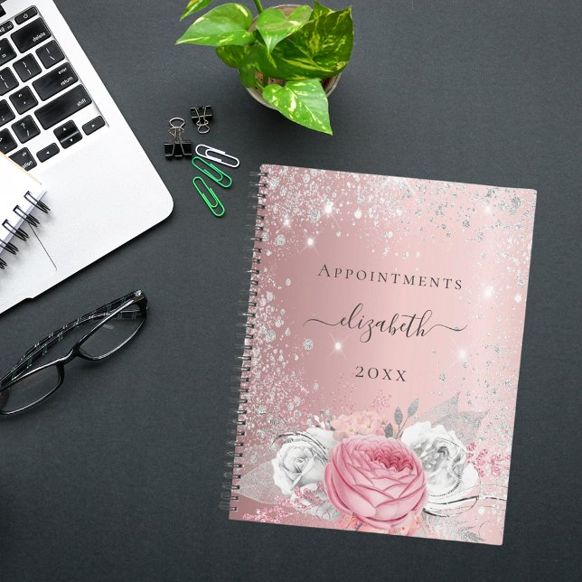 Blush rose floral pailleté argenté nom script 2027 (Créateur téléchargé)