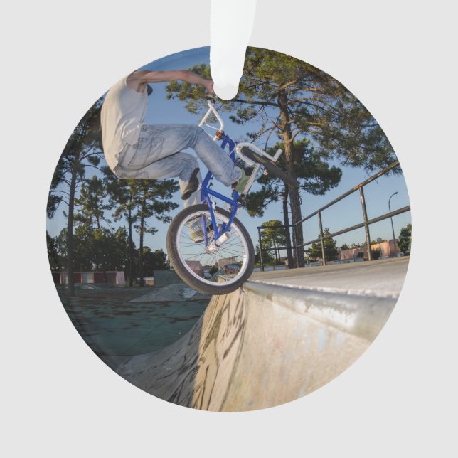 BMX bleu équilibrant sur le rebord (devant)