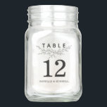 Bocal Mason Rustic Branch Numéro de table Pièce Centre<br><div class="desc">Branche de verdure rustique avec feuille,  typographie moderne et classique avec le nom de couple. En plus d'utiliser pour le numéro de table,  ajoutez le bouquet de fleurs sauvages et vous avez une pièce centrale.</div>