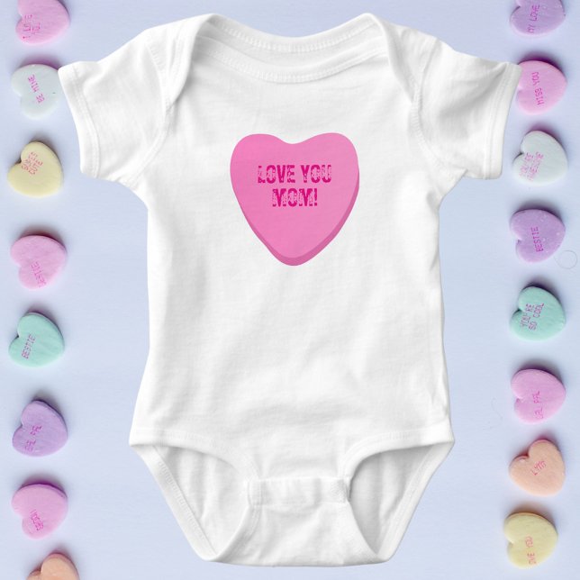 Body Aimez-vous Maman Personnalisée Cute Coeur de bonbo (Pink candy heart with custom text. Cute conversation heart baby bodysuit for Valentine's Day)
