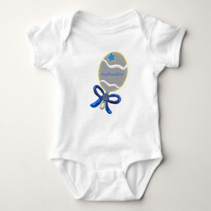 Body Baby Boy Blue Bow Rattle T-Shirt - Nom de la PERSO