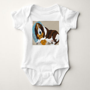Body Basset endormi avec l'ours de nounours