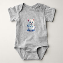 Body bébé avec chaton dans une tasse fleurs bleues