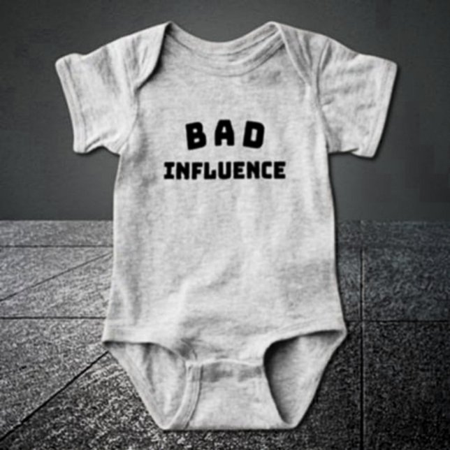 Body bébé BAD Influence – Typographie audacieuse (Créateur téléchargé)