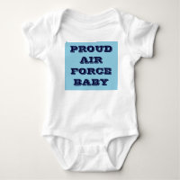 Bébé de l'armée de l'air fière