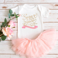 Body bébé en sucre et épices avec écriture rose et