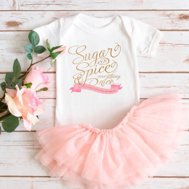 Body bébé en sucre et épices avec écriture rose et (Créateur téléchargé)