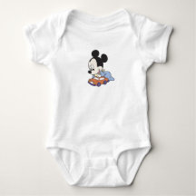 Bébé Mickey Mouse jouant avec une voiture jouet