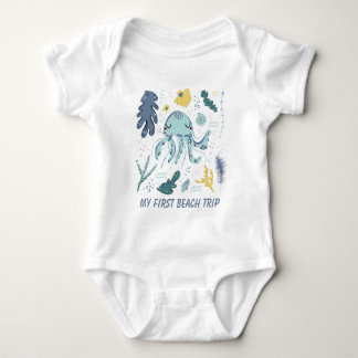 Body bébé mignon première plage