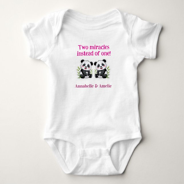 Body bébé pour jumeaux, une pièce avec un slogan m (Devant)