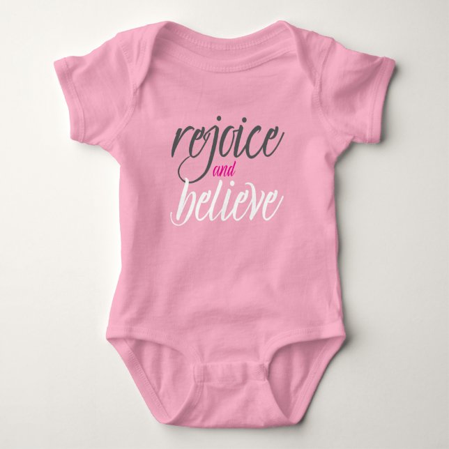 Body bébé : Réjouissez-vous et Croyez (rose) (Devant)