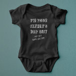 Body Cadeau de première Fête des pères amusant de l'Hum<br><div class="desc">Drôle cadeau de première Fête des pères disant : "Je suis votre cadeau de Fête des pères - Maman dit que vous êtes le bienvenu ".Ce T-shirt moderneToddler est parfait pour le papa qui aime son enfant autant qu'il aime et apprécie sa dame. Grand et amusant design de typographie audacieuse....</div>