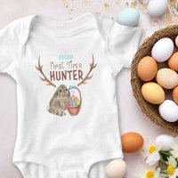 Chasseur première fois Lapin de Pâques et panier d
