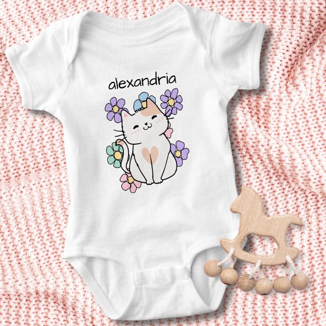 Body Chat souriant avec monogramme de fleurs  (Créateur téléchargé)