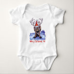 Body Christmas Reindeer Baby Tee<br><div class="desc">Joyeux Noël, Ya ! Le mignon Reindeer s'est affairé pour la saison avec un chapeau de santa sur la tête sur le devant de la chemise et une couronne sur le cul sur le dos. L'avant dit Joyeux Noël, Ya! et est personnalisable pour express votre propre salutation de vacances. Cet...</div>