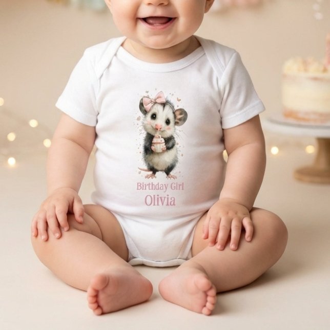Body Combinaison anniversaire de l'opossum • Tenue d'an (cute baby romper with watercolor opossum and birthday girl name on soft party background)