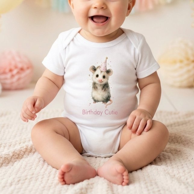 Body Combinaison anniversaire opossum • Tenue d'animal  (cute baby romper with watercolor opossum and birthday text on soft pastel background)