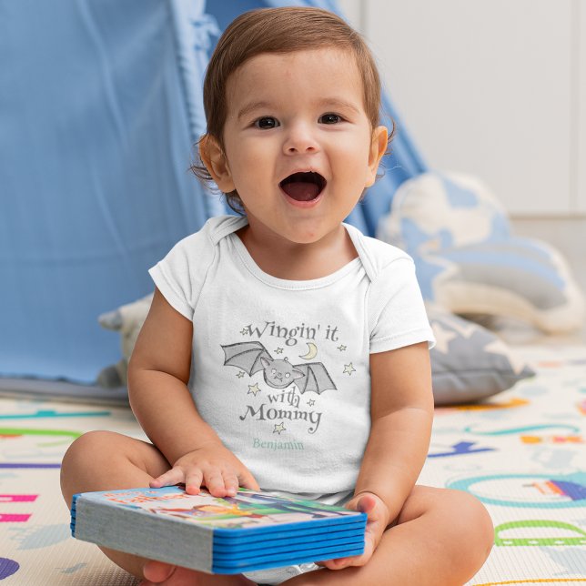 Body Cute Chauve-Souris Bébé Garçon Halloween (Cute "Wingin' it with Mommy" Baby Boy First Halloween Baby Bat with Custom Name in Blue Bodysuit.)