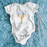 Body Cute Hanoukka Menorah Famille Réunion Personnalisé<br><div class="desc">Un beau costume personnalisé Hanoukka pour bébé pour une réunion de famille juive ou un parti Chanukah avec une synagogue. Personnalisez avec votre nom de famille ou informations de groupe en bleu autour de la jolie menorah.</div>