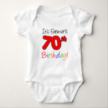 Body Farmor's 70th Birthday Swedish Grand-mère<br><div class="desc">C'est le dessin mignon Farmor de 70e anniversaire. Un superbe design pour un petit-enfant à porter pendant la soixante-dixième célébration de sa grand-mère suédoise ! Célébrez le 70e anniversaire d'une grand-mère suédoise avec les petits-enfants portant ce joli dessin. Super pour Farmor's (la mère du père suédois) surprise 70ème anniversaire fête!...</div>