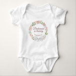 Body Femme d'information pour l'entraînement de rose fl<br><div class="desc">Ce mignon costume pour bébé est conçu comme un cadeau mariage pour tous vos bébés mariés. Il dispose d'une belle conception avec une couronne de roses et de fleurs d'aquarelle rose et élégante écriture en lisant "Bridesmaid en formation." Il y a de la place pour son nom au bas. Un...</div>